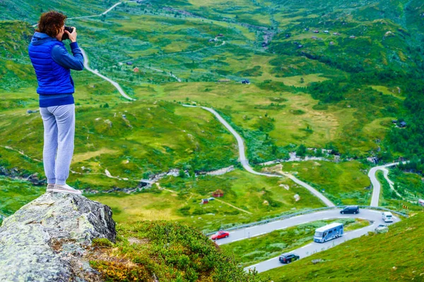 旅游妇女喜欢山地风景 用相机拍摄旅行照片 挪威Sognefjellet国家旅游风景线55 — 图库照片