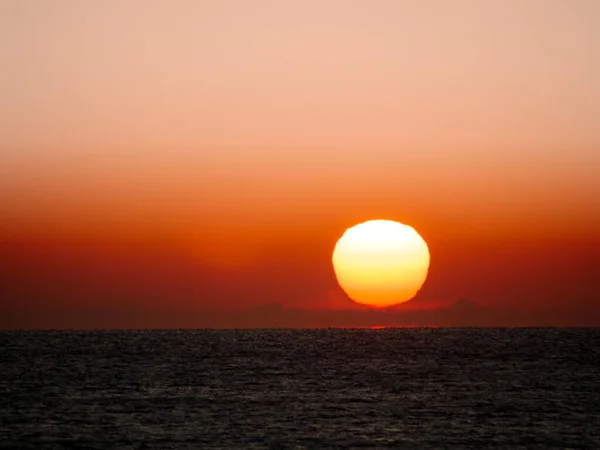 Ξημέρωσε Πάνω Από Θάλασσα Ήλιος Ανατέλλει Πάνω Από Ορίζοντα — Φωτογραφία Αρχείου