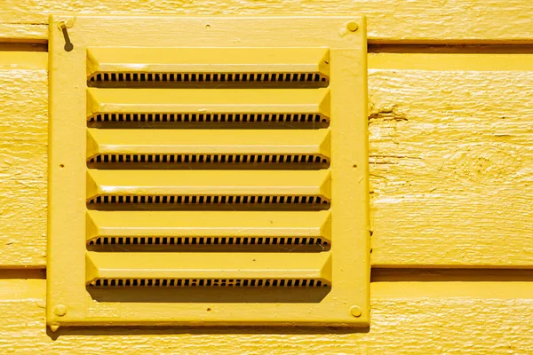 Buitenventilatierooster Houten Gele Wand Van Scandinavisch Huis — Stockfoto