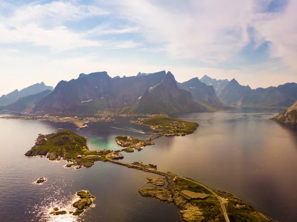 风景秀丽的峡湾景观与Reine村 海岸自然与陡峭的高山山峰 罗浮敦岛北部挪威 旅行目的地 — 图库照片