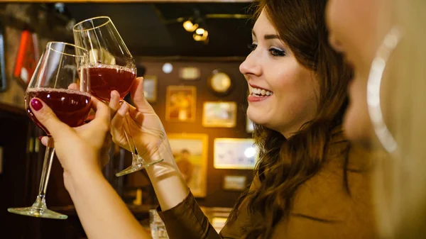 パブでワイングラスで乾杯する幸せな女の子の友人 お祝いとパーティーのコンセプト — ストック写真