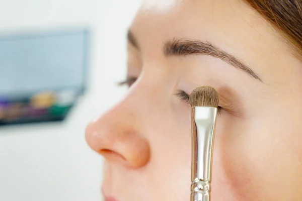 Pintura Facial Maquillaje Artista Aplicando Sombras Ojo Modelo Procedimientos Cosméticos — Foto de Stock