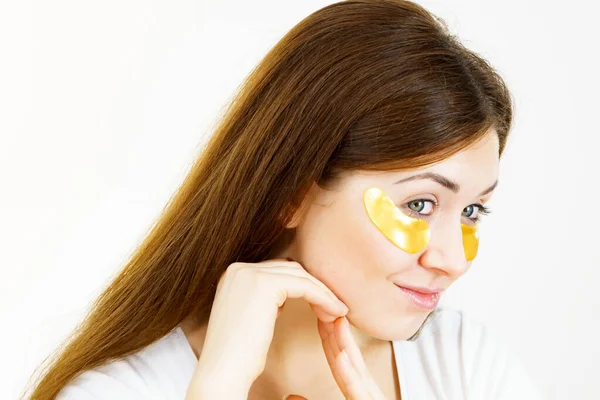 Jonge Vrouw Met Gouden Collageenvlekken Onder Oogkussens Masker Verwijderen Van — Stockfoto