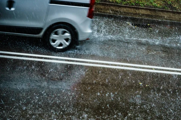 Chuva Cidade Carro Dirigindo Rua Durante Chuva Salpicos Água Derrames — Fotografia de Stock