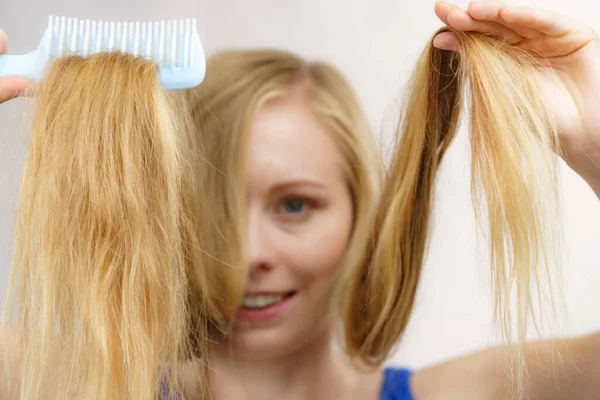 Mujer Joven Feliz Peinando Pelo Largo Rubio Usando Peine — Foto de Stock