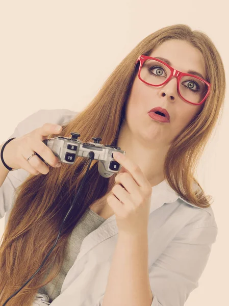 Mujer Joven Tratando Averiguar Consola Vídeo Joystick Pad Comprensión Femenina — Foto de Stock