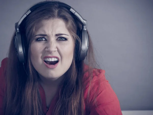 Mujer Joven Gruñona Con Auriculares Juego Que Quejan Expresión Cara —  Fotos de Stock