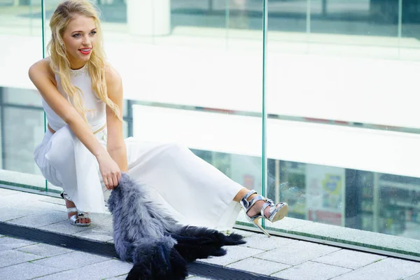 Modelo Moda Femenina Glamorosa Que Presenta Atuendo Elegante Casual Mujer — Foto de Stock