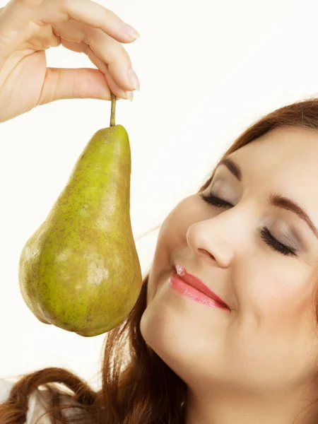 Mulher Segurando Fruta Pêra Verde Recomendo Desintoxicação Dieta Frutas Branco — Fotografia de Stock