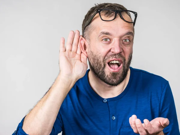 Hombre Con Anteojos Que Tiene Problemas Con Oído Sordo Chico —  Fotos de Stock