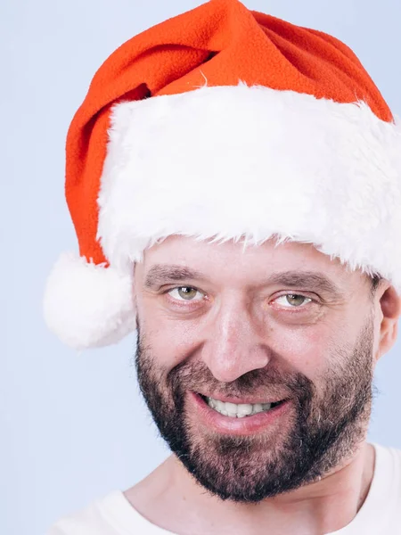 Szakállas Férfi Télapó Sapka Portrét Visel Kéken Karácsonyi Idő — Stock Fotó