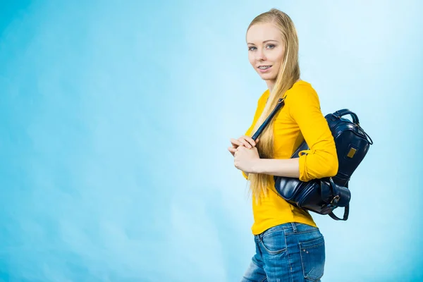 穿着时髦背包上学或上大学的金发少女 装扮时髦的配饰 蓝色的 — 图库照片