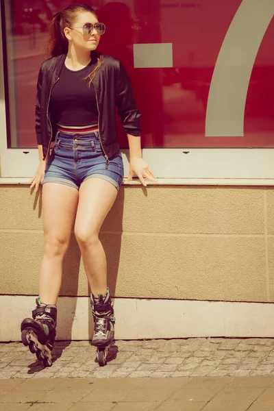 Mujer Adolescente Niña Montando Patines Ruedas Durante Verano Que Muestra — Foto de Stock