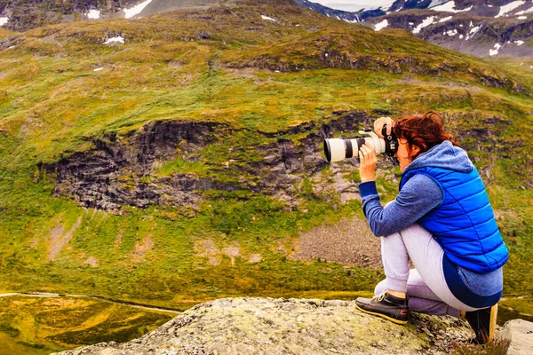 Τουριστική Γυναίκα Απολαμβάνουν Βουνά Τοπίο Λαμβάνοντας Ταξιδιωτικές Φωτογραφίες Την Κάμερα — Φωτογραφία Αρχείου