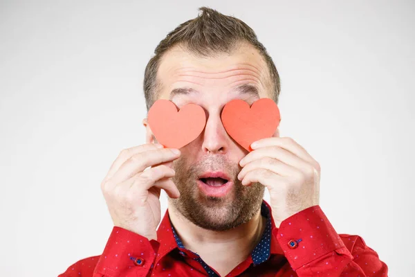 Adulto Engraçado Homem Cobrindo Olhos Com Corações Vermelhos Homem Cego — Fotografia de Stock