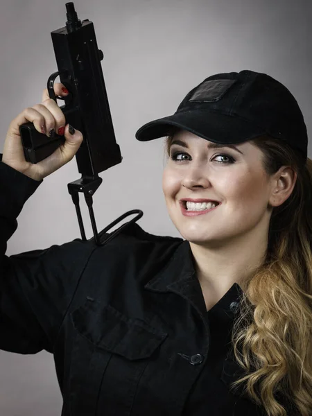 Kobieta Trzyma Rękach Broń Automatyczną Armia Broń — Zdjęcie stockowe