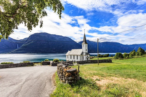 挪威Vestland县Fjord Lusterfjord Nes村的挪威白色木制教堂 — 图库照片