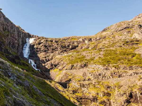 瀑布河在巨魔路径特罗尔斯蒂根或特罗尔斯蒂维森山路在挪威欧洲 国家旅游路线 — 图库照片