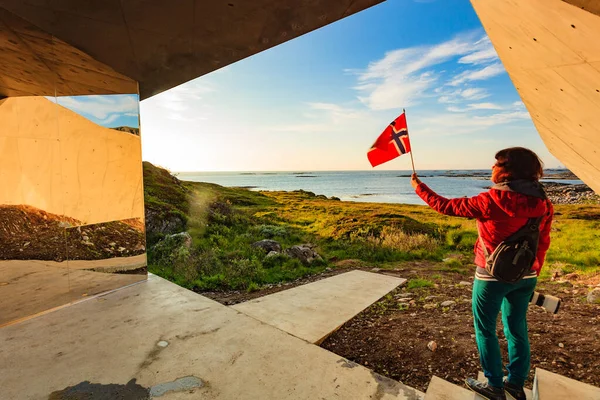 Norveç Bayrağına Sahip Turist Kadın Norveç Vesteralen Takımadasındaki Bukkekjerka Dinlenme — Stok fotoğraf
