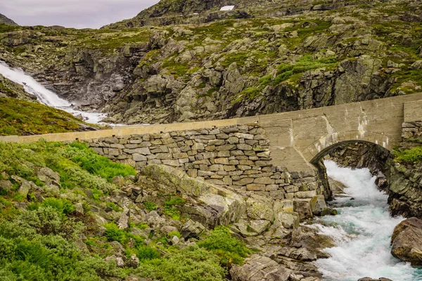 古老的石桥和湍急的河水 山地景观 国家旅游风景线Gamle Strynefjellsvegen 挪威南部 旅行和冒险 — 图库照片