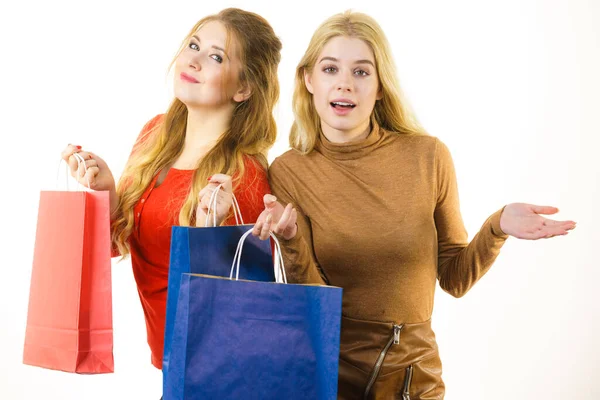 Twee Tiener Vrouwen Worden Blij Het Winkelen Vriendinnen Houden Kleurrijke — Stockfoto