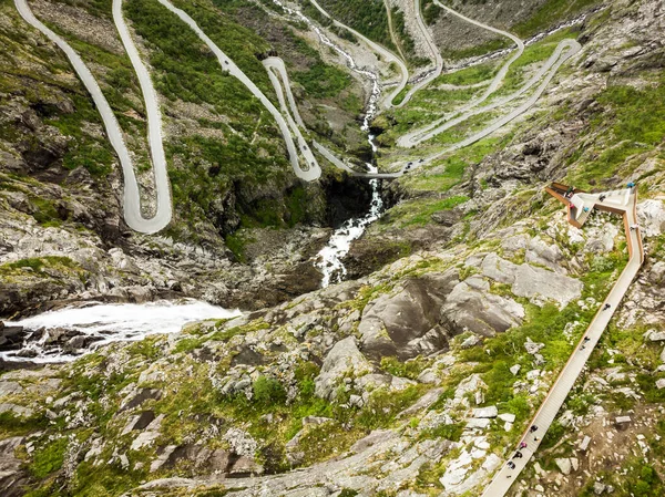 空中风景 挪威欧洲的特洛尔斯蒂根 Troll Path Trollstigen 或特洛尔斯蒂文绕行风景秀丽的山路 设有观景台 国家旅游路线 — 图库照片