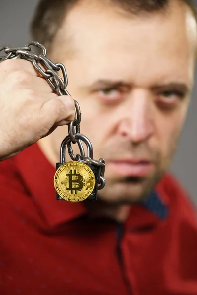 Hombre Tiene Problemas Con Moneda Criptográfica Adulto Chico Siendo Atado — Foto de Stock