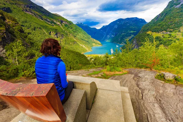 Turismo Vacanze Viaggi Turista Donna Gode Una Splendida Vista Sulla — Foto Stock