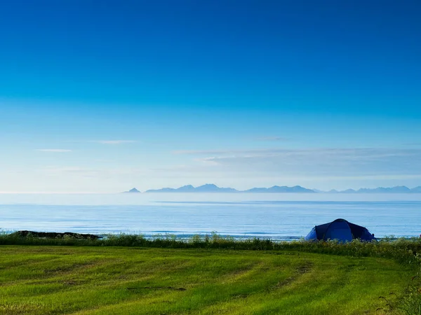 夏天在金豆砂沙滩上的蓝色帐篷 在海滨露营 Lofoten群岛挪威 假日和旅行 — 图库照片