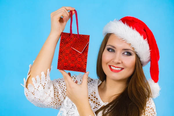 Jonge Volwassen Vrouw Geeft Graag Kerstcadeaus Vrouw Dragen Kerstman Hoed — Stockfoto