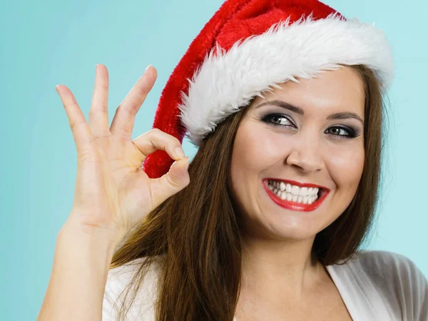 Felice Ragazza Gioiosa Indossa Cappello Babbo Natale Dando Pollice Segno — Foto Stock