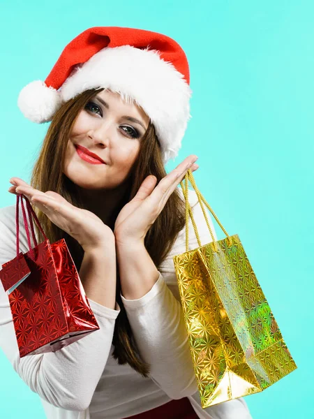 Jonge Brunette Vrouw Geeft Graag Kerstcadeaus Vrouw Dragen Kerstman Hoed — Stockfoto