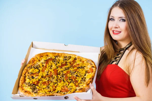 Menschen Italienisches Kochkonzept Junge Frau Hält Heiße Frische Große Pizza — Stockfoto