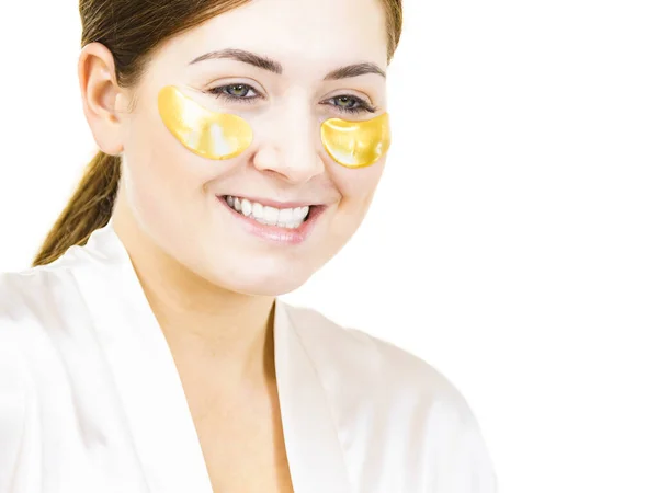 Mulher Aplicando Manchas Colágeno Dourado Sob Olhos Branco Máscara Removendo — Fotografia de Stock