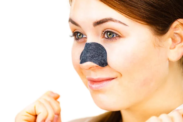 Kvinna Appying Clear Strips Nose Using Pore Cleansing Textile Mask — Stockfoto