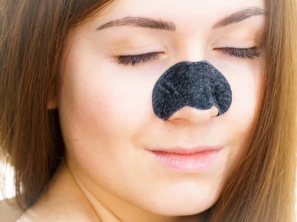 Kvinna Med Kolremsa Näsan Remover Mask För Pormaskar Rengöring Flicka — Stockfoto