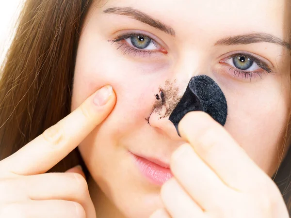 Vrouw Verwijderen Porie Reinigen Textiel Masker Houtskool Strips Uit Neus — Stockfoto