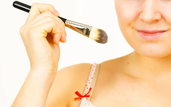 Jeune Femme Sans Maquillage Tient Outil Brosse Maquillage Prêt Appliquer — Photo