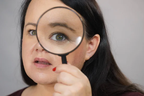 Mujer Adulta Sosteniendo Lupa Investigando Algo Mirando Cerca Tratando Encontrar — Foto de Stock