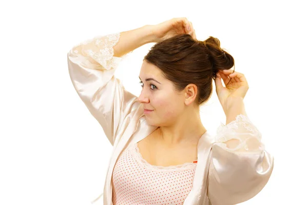 Mujer Joven Ropa Interior Sin Maquillaje Desatando Largo Cabello Castaño —  Fotos de Stock