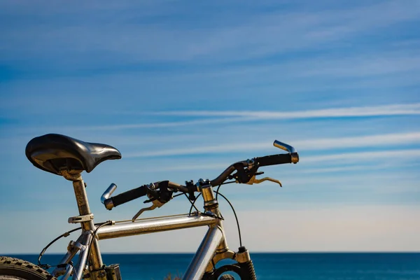 Rower Świeżym Powietrzu Zaparkowany Plaży Błękitne Niebo Słoneczny Dzień Wakacje — Zdjęcie stockowe