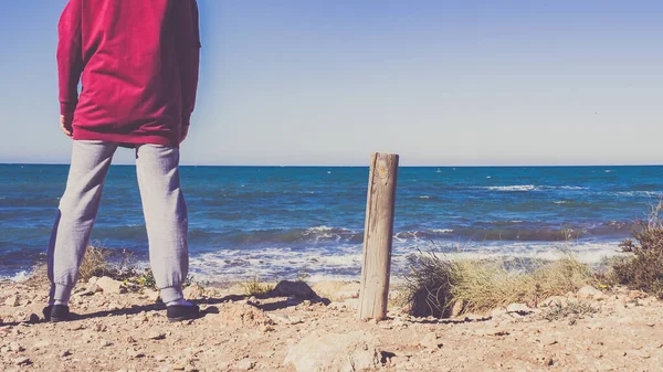 Touristische Unkenntliche Person Die Den Meerblick Genießt Und Strand Spazieren — Stockfoto