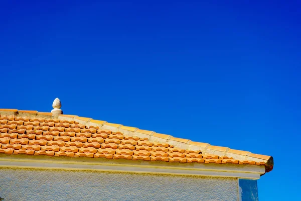 Les Tuiles Toiture Toit Maison Argile Rouge Sur Fond Bleu — Photo