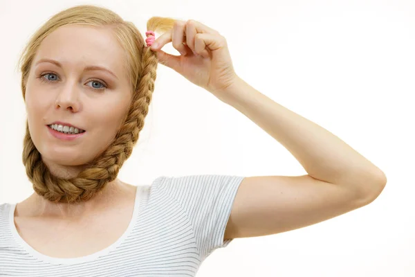 金髪の長髪のブロンドの女の子 ヘアケア ヘアスタイル — ストック写真
