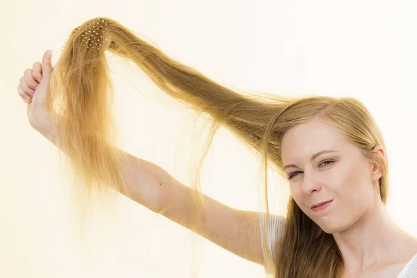 Ξανθιά Γυναίκα Βούρτσα Χτενίζει Πολύ Μακριά Βρώμικα Μαλλιά Της Εφηβικό — Φωτογραφία Αρχείου