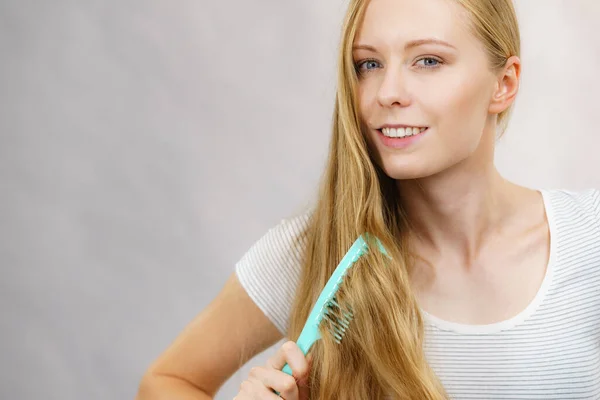 Young Woman Combing Long Healthy Blonde Hair Using Comb — Stock Photo, Image