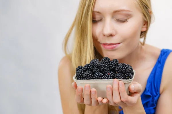 Chica Sosteniendo Frutas Frescas Mora Caja Papel Fruta Estacional Saludable — Foto de Stock