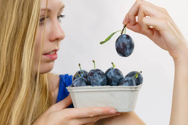 Menina Segurando Frutas Ameixa Azul Caixa Papel Frutas Sazonais Saudáveis — Fotografia de Stock