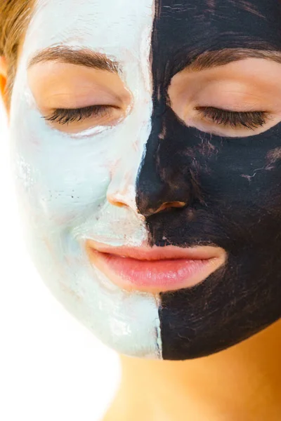 Mujer Con Máscara Carbono Negro Arcilla Mitad Cara Barro Blanco —  Fotos de Stock