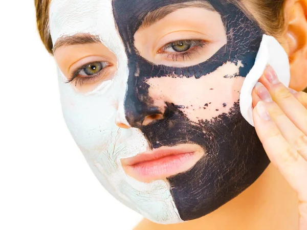 Donna Con Maschera Carbo Nero Argilla Mezza Faccia Fango Bianco — Foto Stock